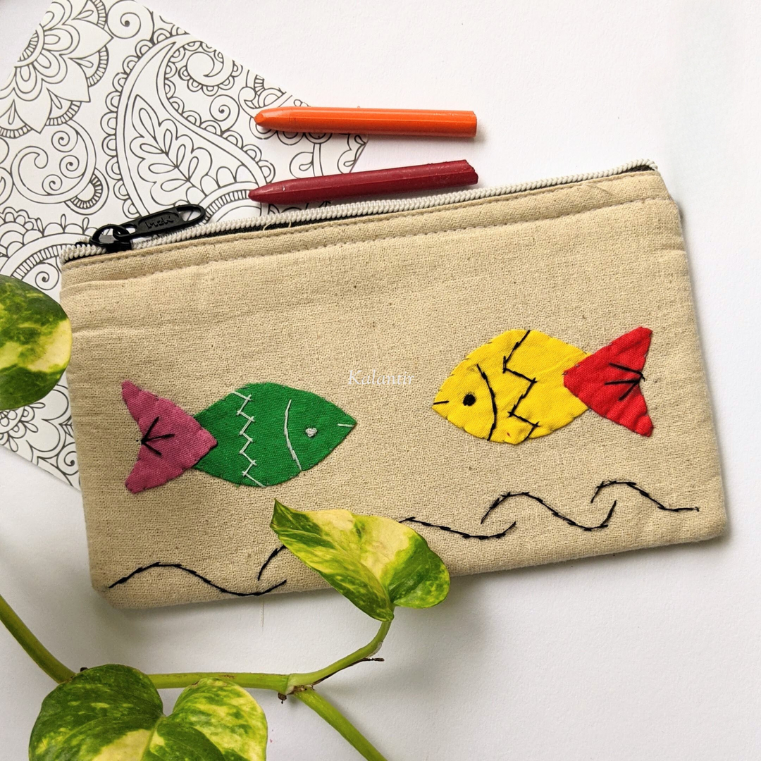 पिपिली, ओडिशा से एप्लिक वर्क लड़कियों के लिए स्लिंग बैग | रंगीन मछली रूपांकनों | 7 इंच x 3.5 इंच