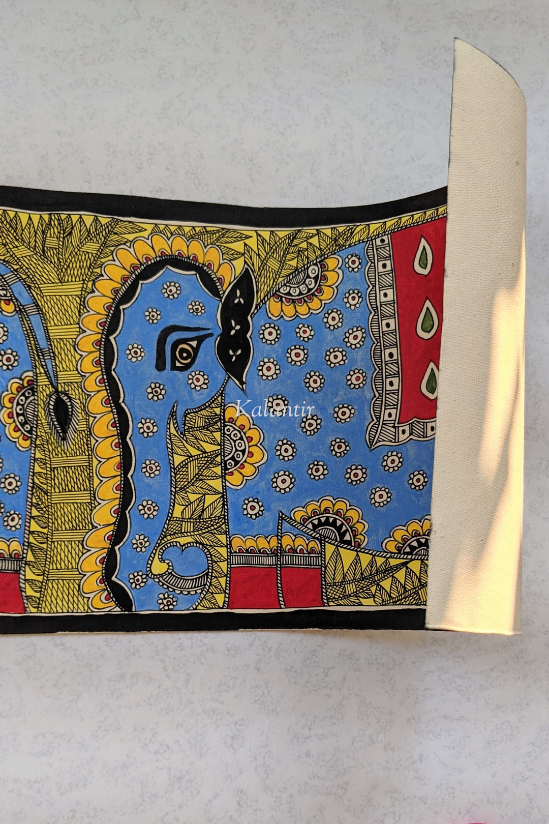 Pintura colorida Madhubani de un par de elefantes