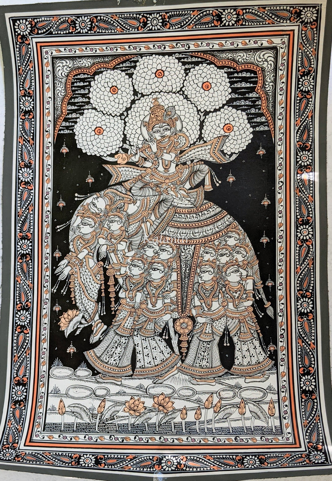 Lord Krishna tocando la flauta con Gopikas | pintura pattachitra