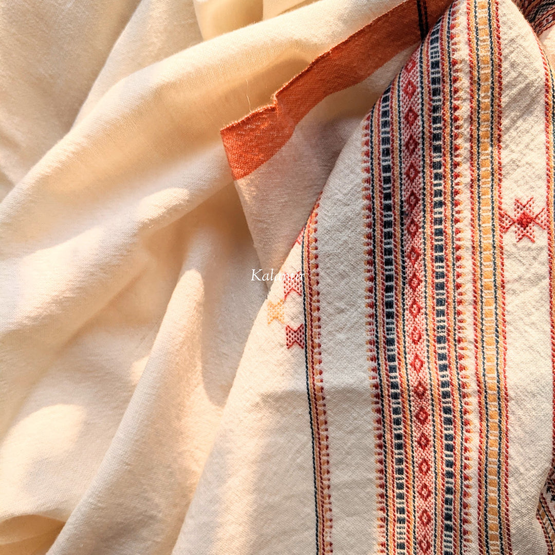 Elegante Chal Kutchi de Lana Merino Blanco Roto Hecho a Mano con Hermosas Borlas Multicolores