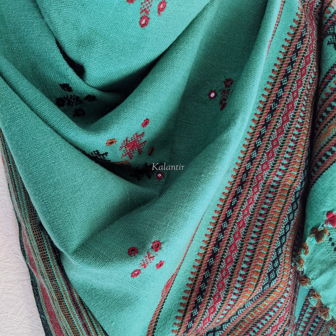 Mantón Kutchi de lana hecho a mano de color verde mar oscuro con hermosos bordados