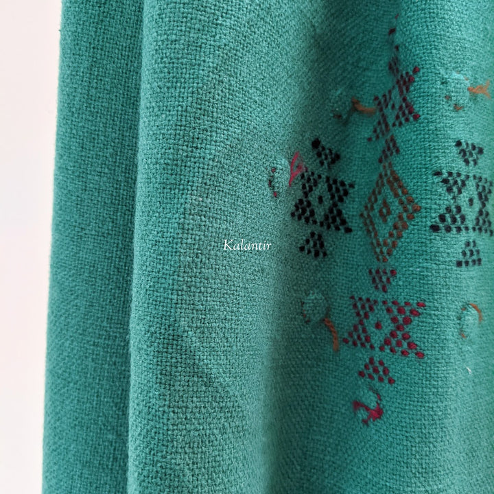 Mantón Kutchi de lana hecho a mano de color verde mar oscuro con hermosos bordados